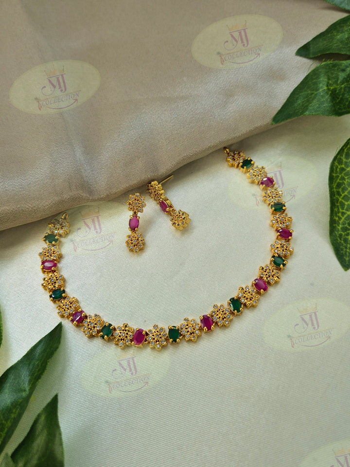 DELICATE NECKLACE 1