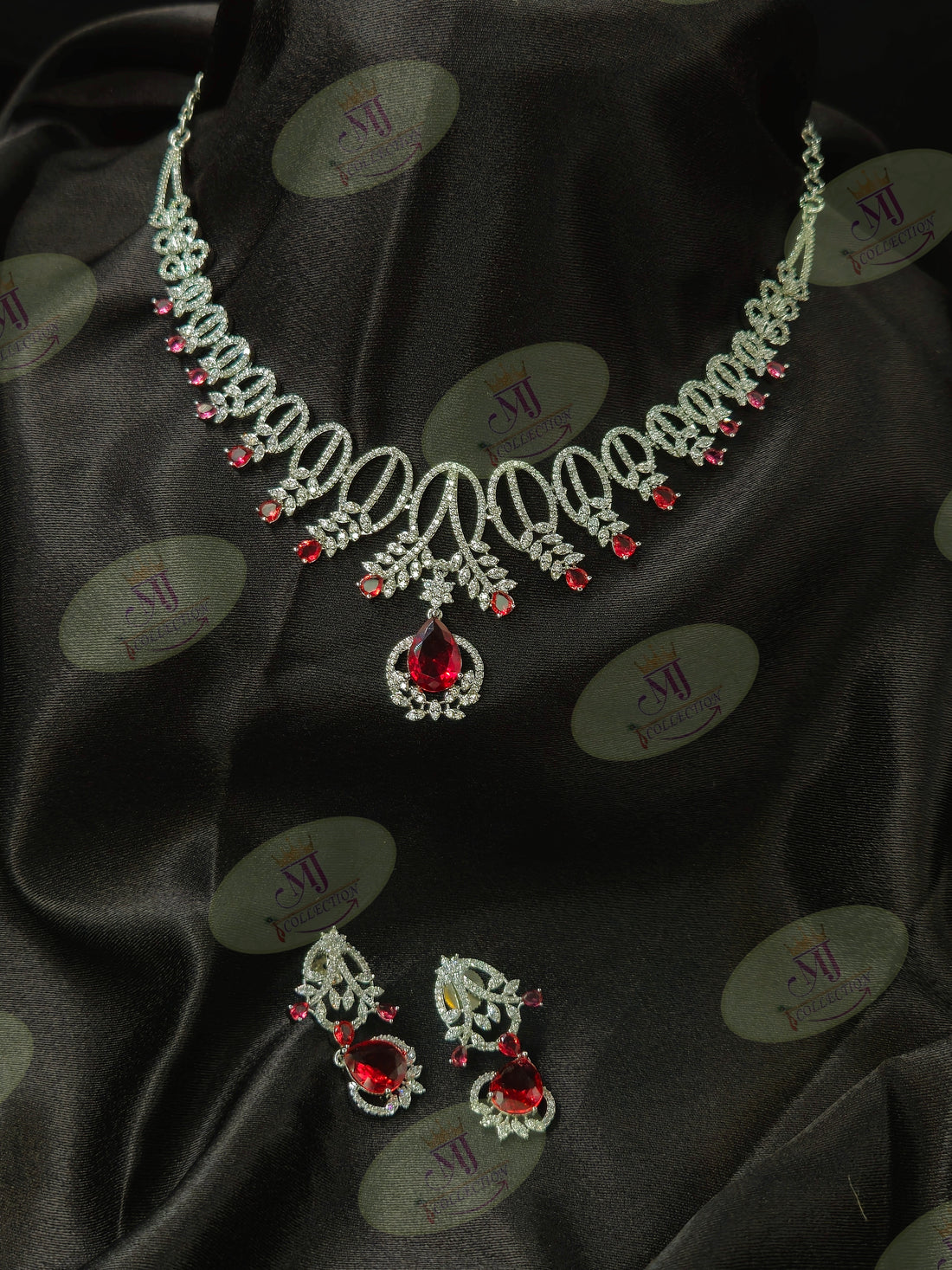DIVINA NECKLACE