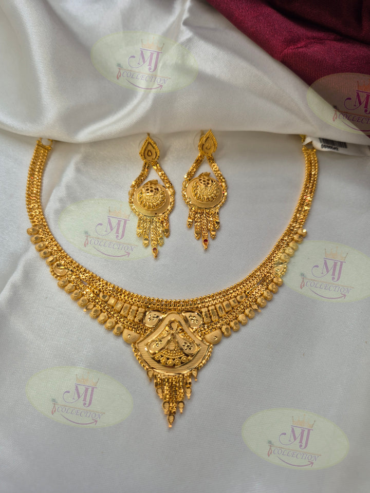 DELICATE NECKLACE