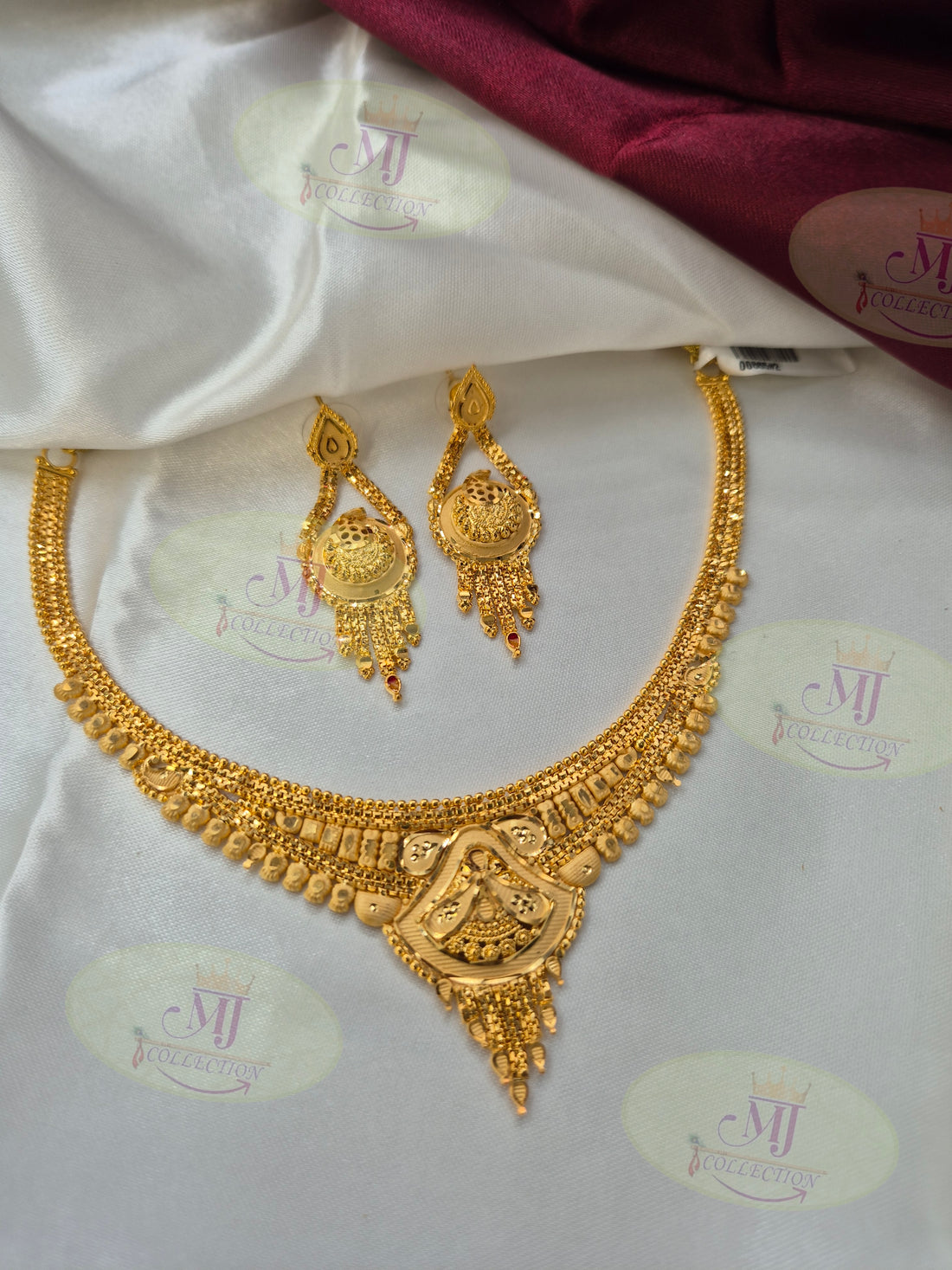 DELICATE NECKLACE