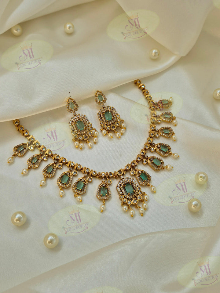 DIVI NECKLACE