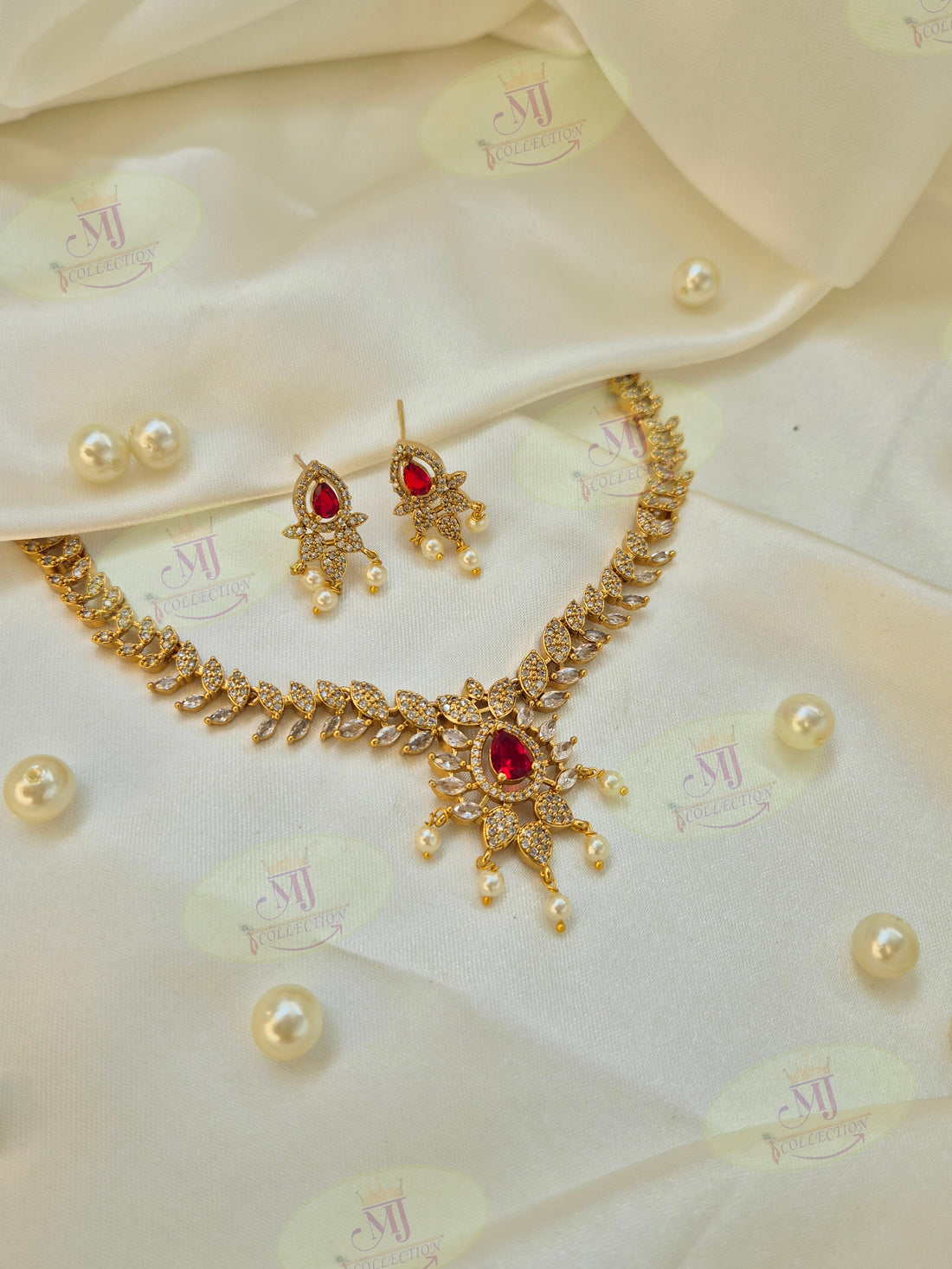 ARI NECKLACE