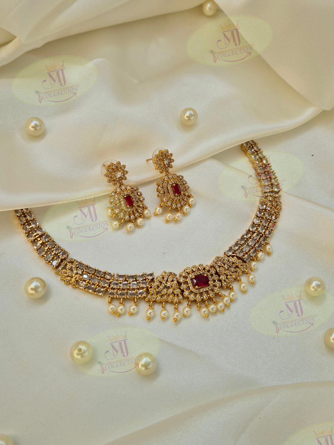 SUVI NECKLACE
