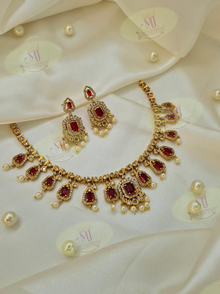 PRAVI NECKLACE