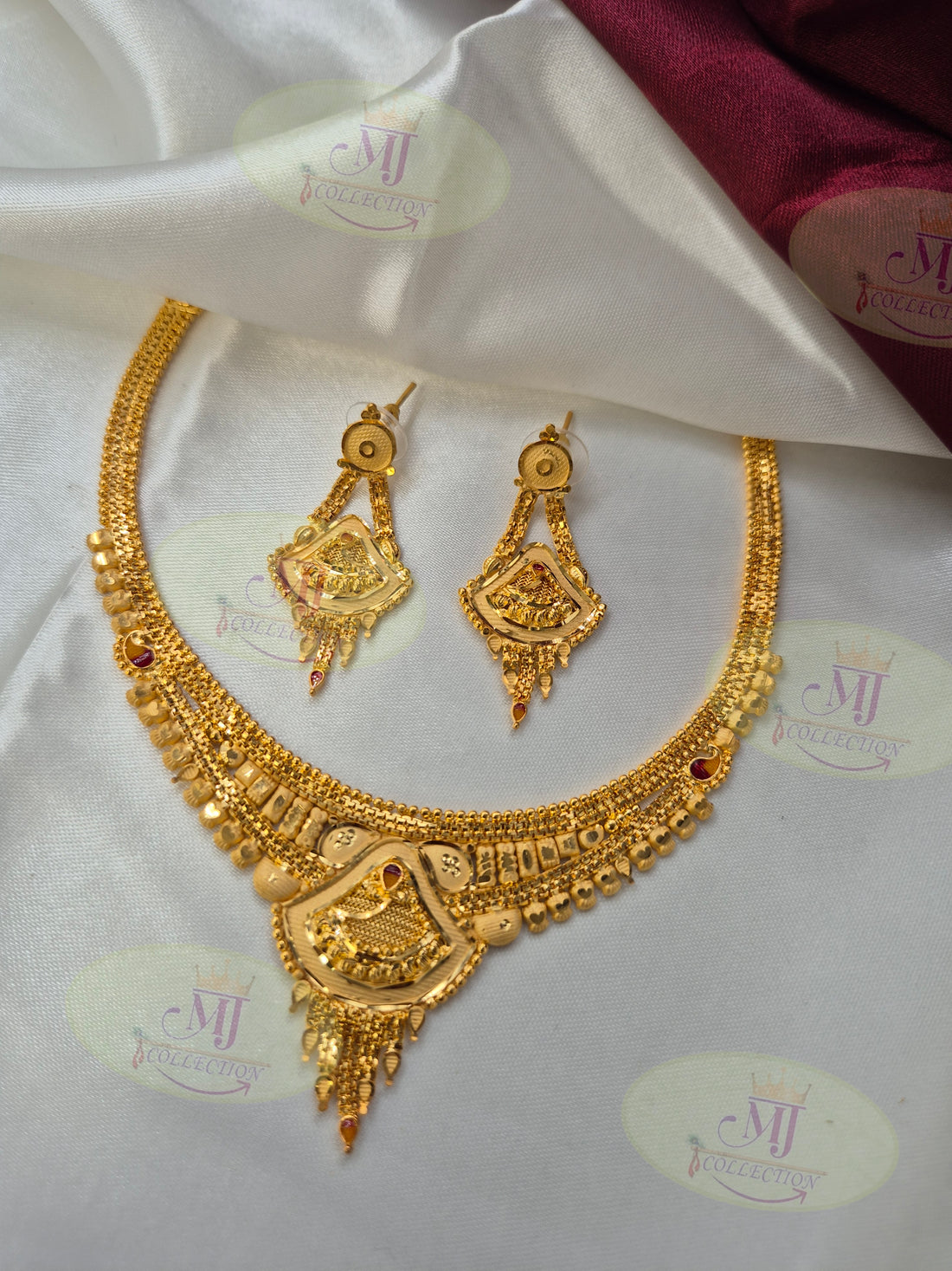 RUPERI NECKLACE