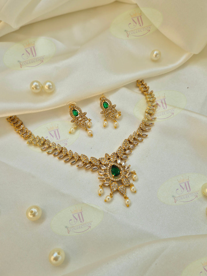NIV NECKLACE