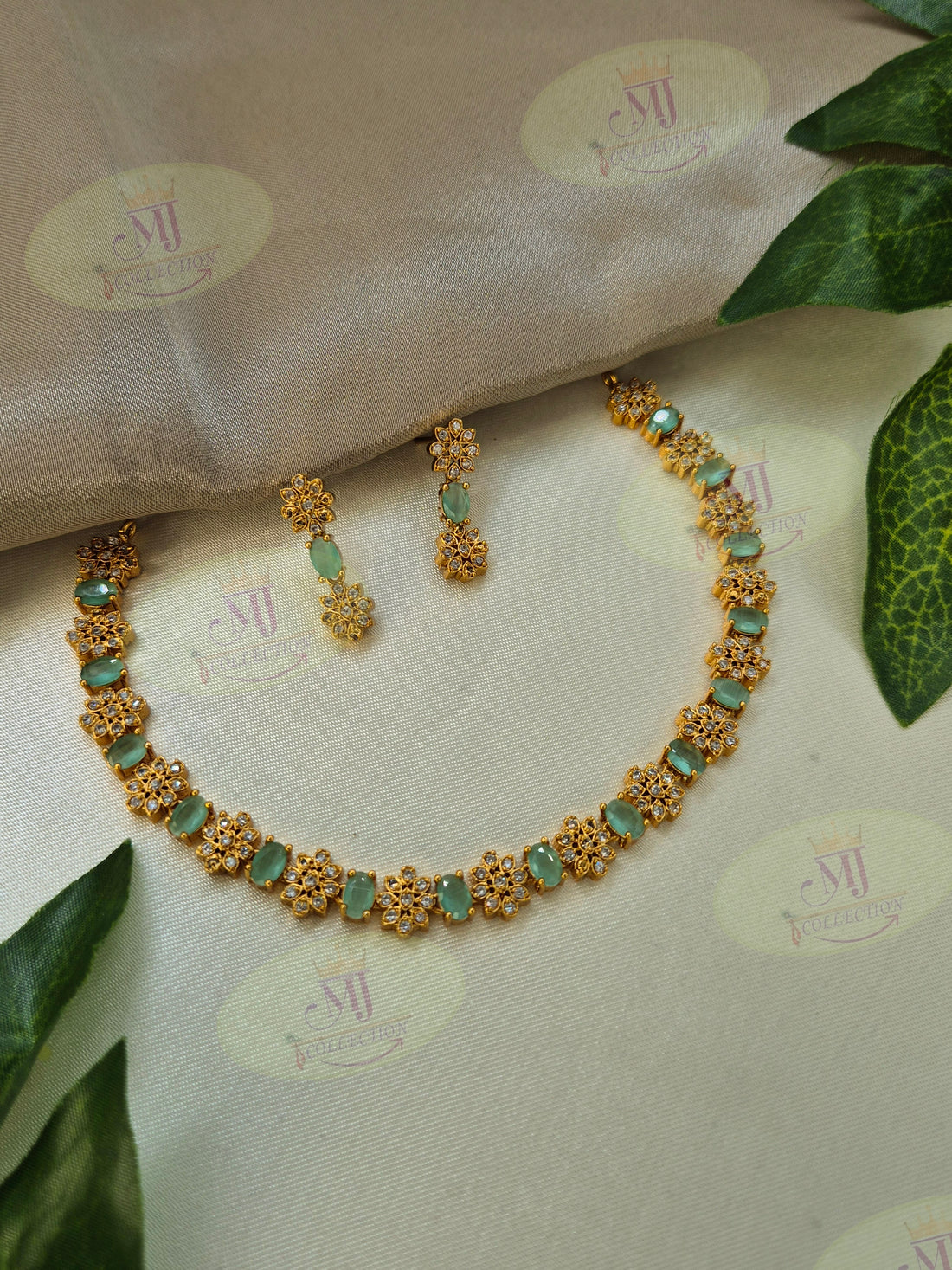 DELICATE NECKLACE 2