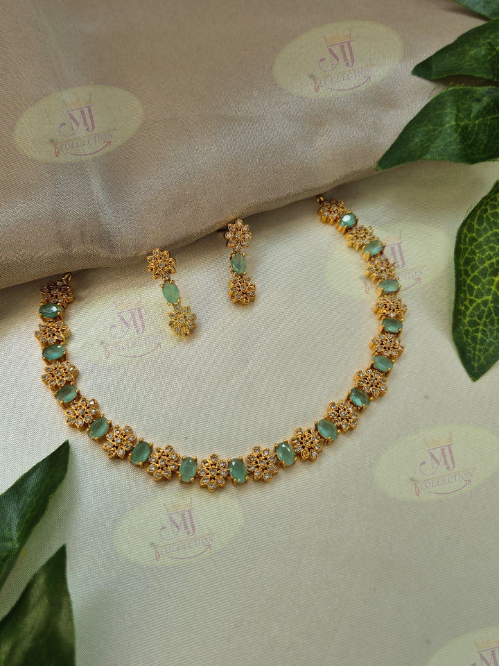 DELICATE NECKLACE 2