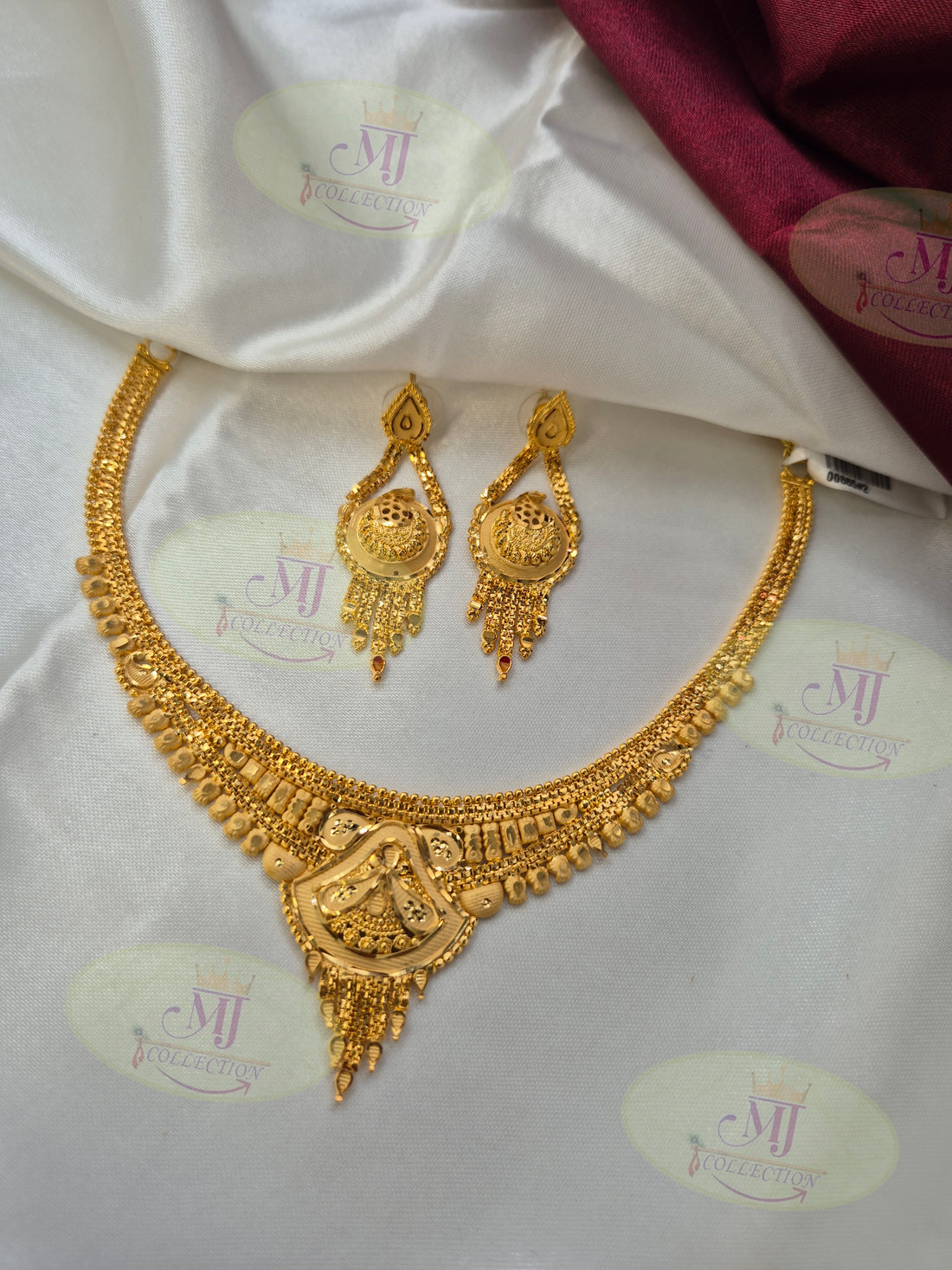 DELICATE NECKLACE