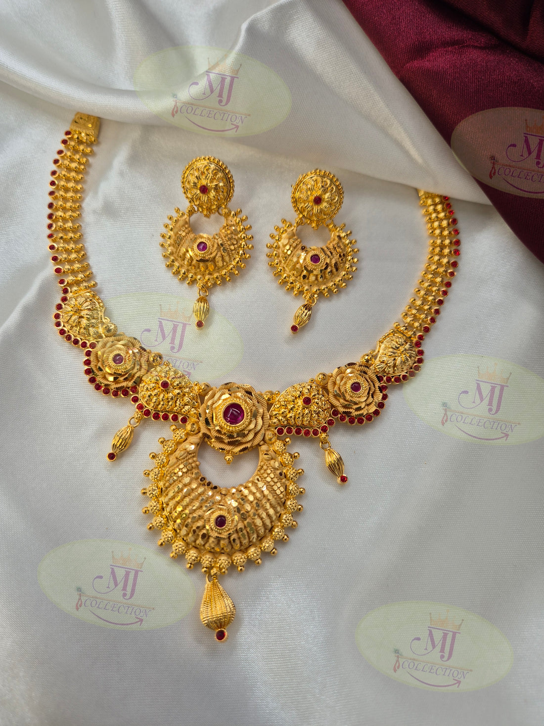 MANIK NECKLACE