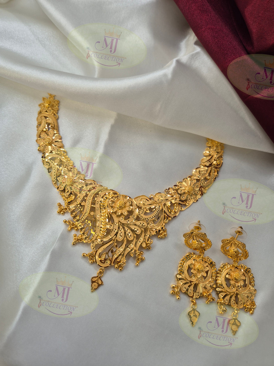 ARTWORK NECKLACE