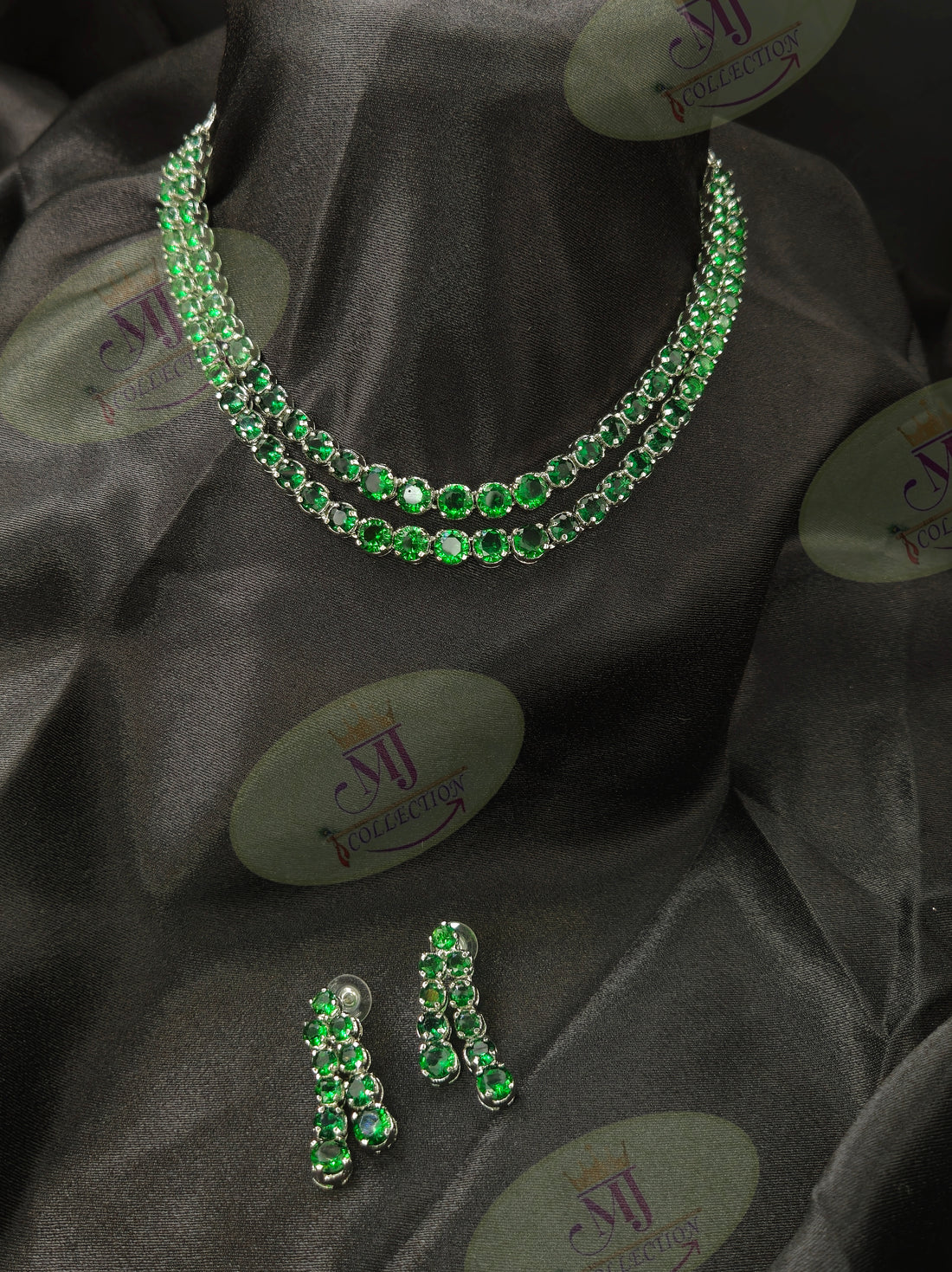 LAYER EMERALD DIAMOND NECKLACE